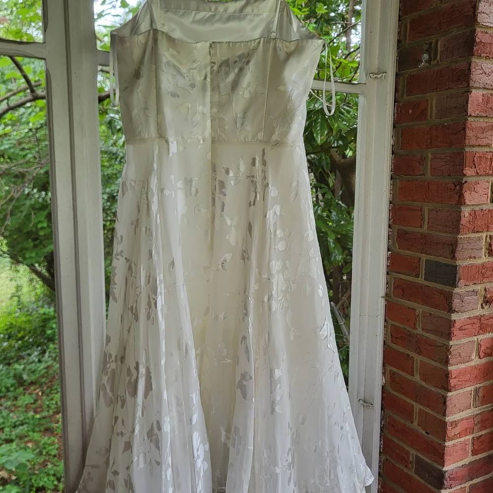 Elegant White Floral Strapless Dress - Picture 7 of 7
